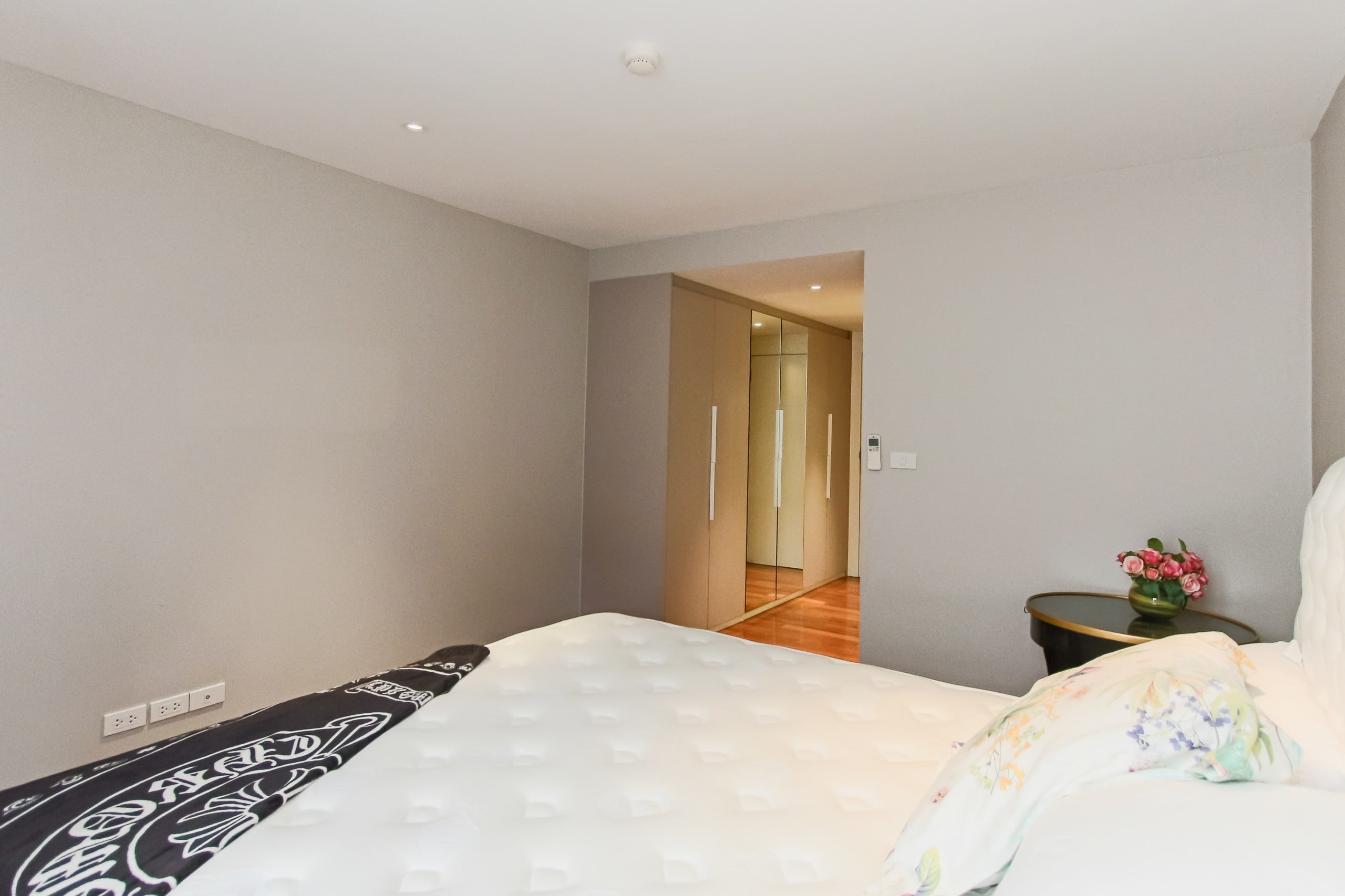 Captivating Three Bedroom Condo For Rent In Thong Lor-12