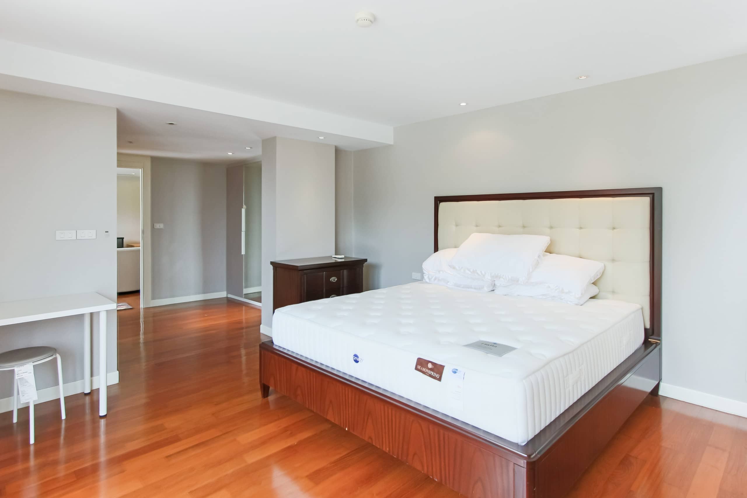 Captivating Three Bedroom Condo For Rent In Thong Lor-15