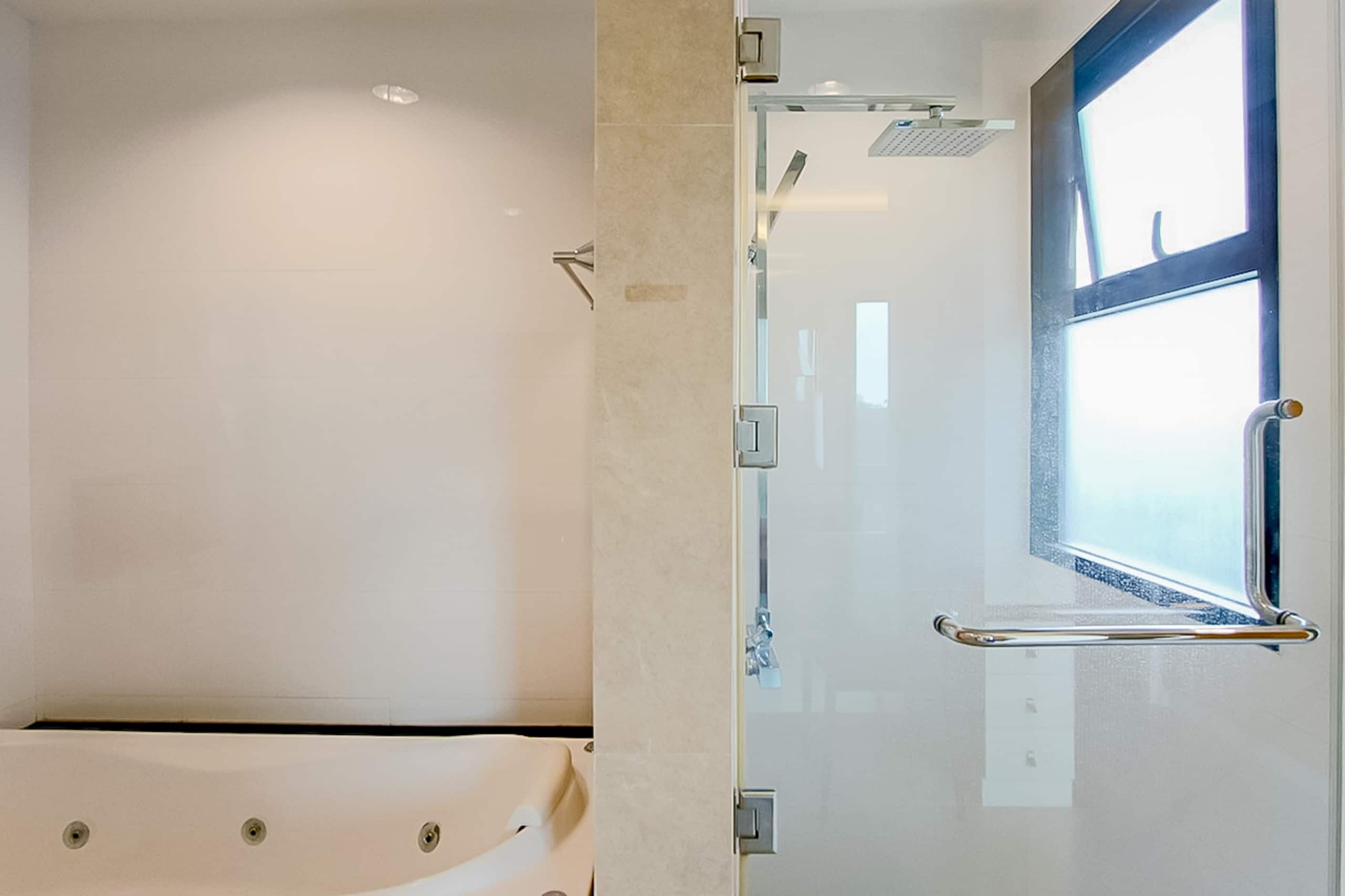 Immaculate Three Bedroom Condo for Rent in Ekkamai-12