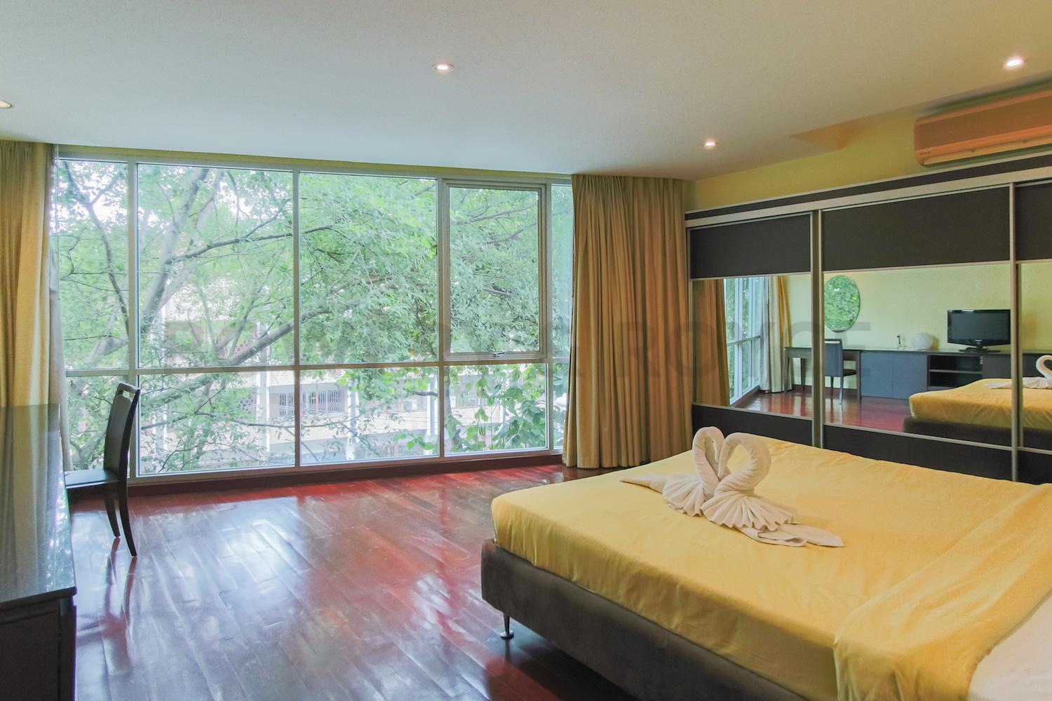 [:TH]Spacious bedroom with a garden views by the windows[:]