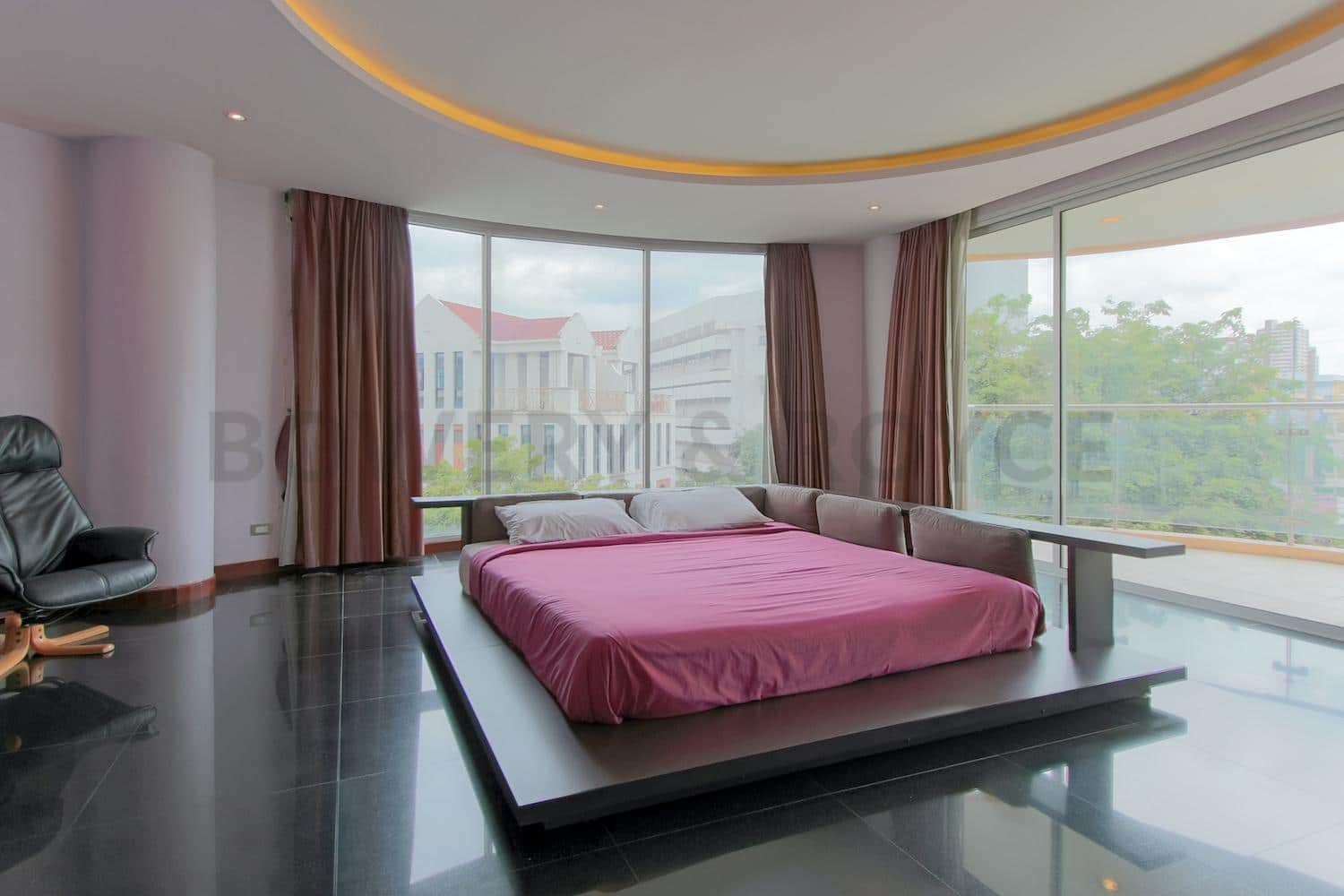 [:en]Luxurious master bedroom with glass windows[:TH]ห้องนอนใหญ่ที่แสนจะกว้างหรู[:]