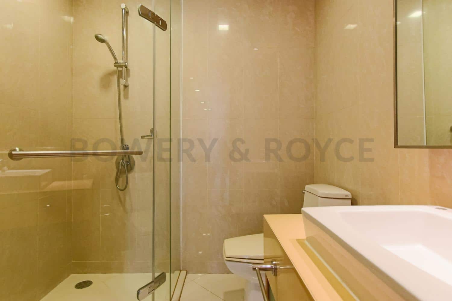 Spacious-Two-Bedroom-Condo-for-Rent-in-PhraKanong-8