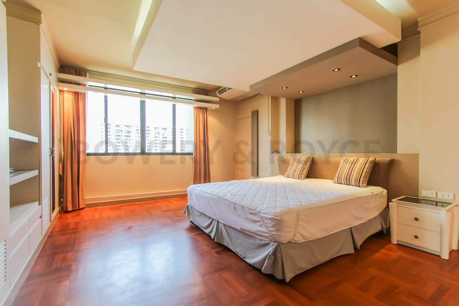 bright two bedroom condo for rent in Thong Lor-11