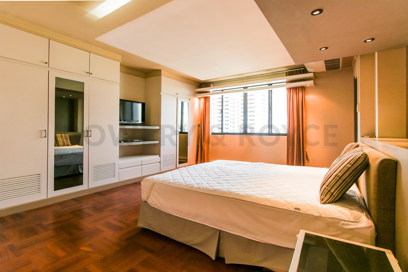 bright two bedroom condo for rent in Thong Lor-12