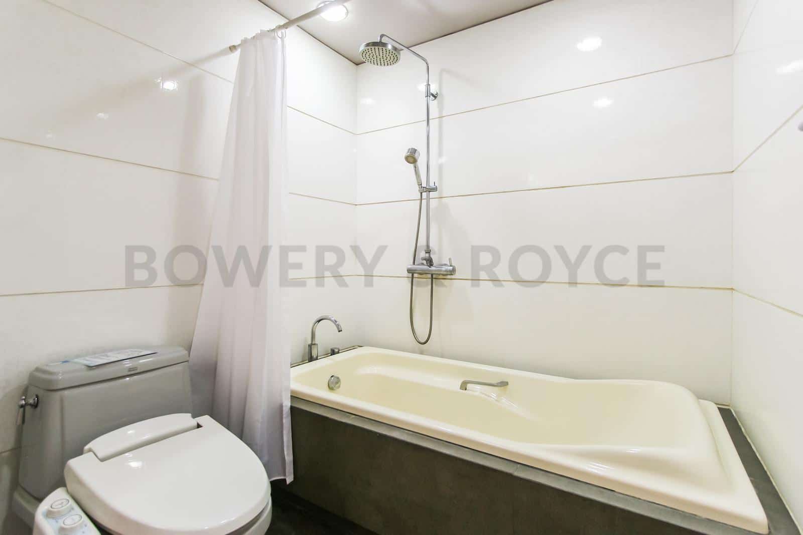 bright two bedroom condo for rent in Thong Lor-15