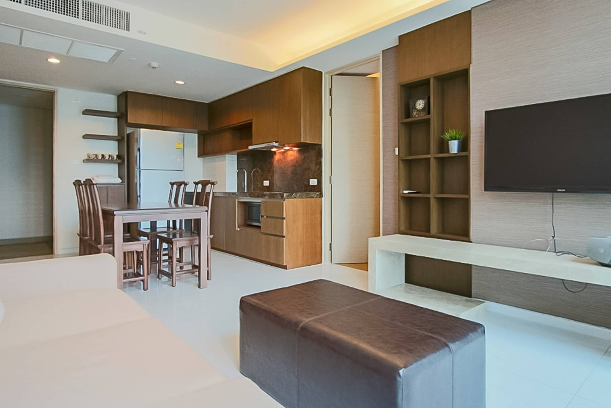 immaculate-two-bedroom-condo-for-rent-in-phromphong-3
