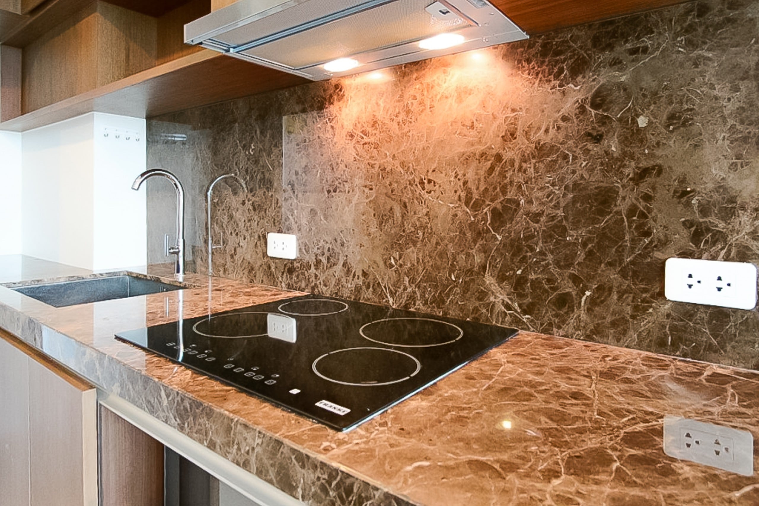 immaculate-two-bedroom-condo-for-rent-in-phromphong-6