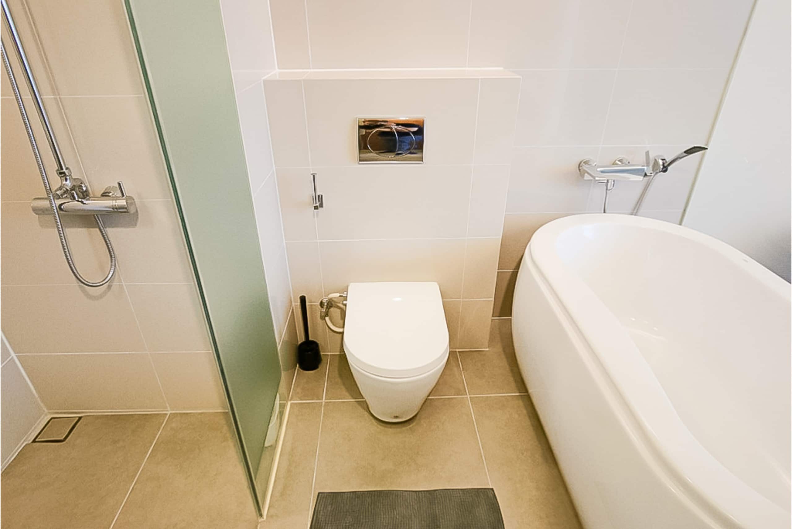 immaculate-two-bedroom-condo-for-rent-in-phromphong-8
