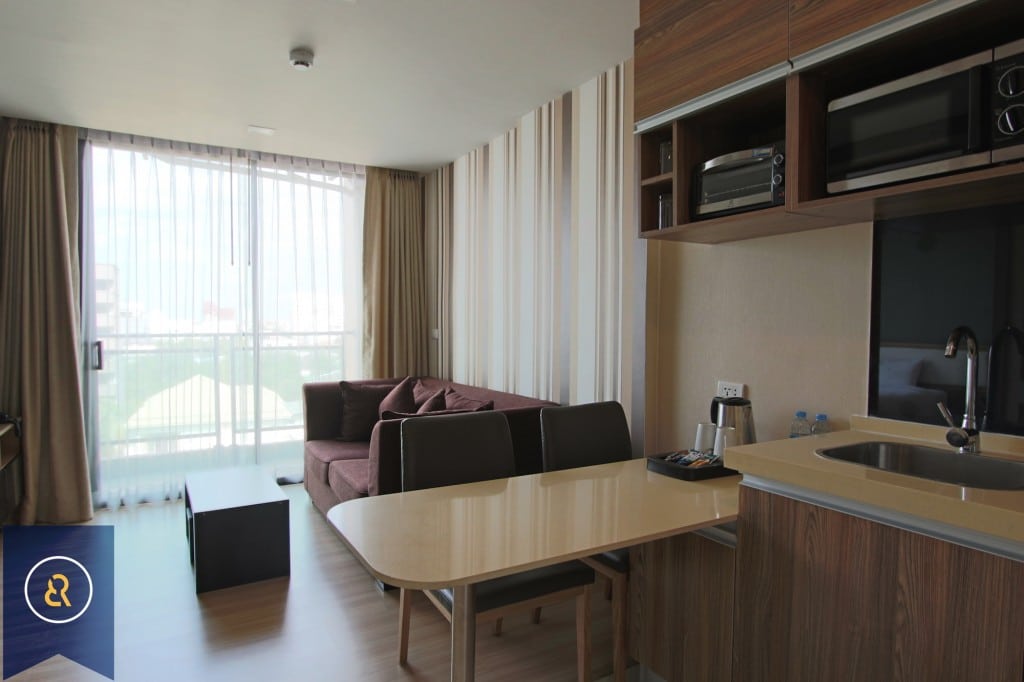 CITY-SMART-One-Bedroom-Apartment-for-Rent-in-Ekkamai-2-living-area-1024x682