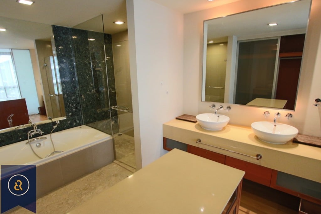 Great-Space-Three-Bedroom-Condo-for-Rent-in-Phrah-Khanong-9-1024x683