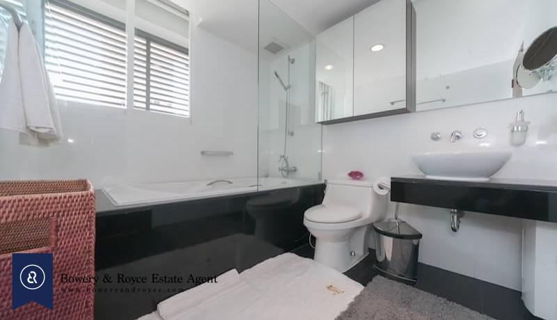 Impeccable-three-bedroom-condo-for-rent-in-chidlom-10-800x460
