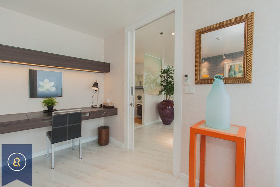 Spotless-one-bedroom-condo-for-rent-in-chidlom-langsuan-Bedroom-Desk
