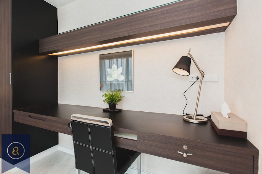 Spotless-one-bedroom-condo-for-rent-in-chidlom-langsuan-Desk