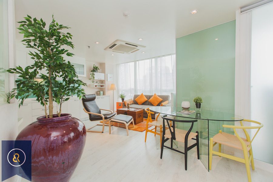 Spotless-one-bedroom-condo-for-rent-in-chidlom-langsuan-Dining-Living