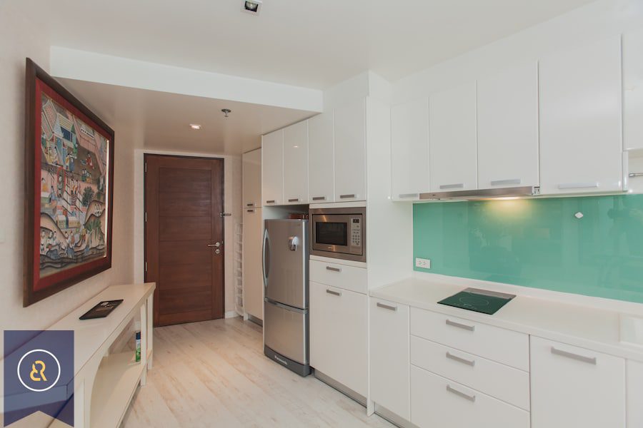 Spotless-one-bedroom-condo-for-rent-in-chidlom-langsuan-Entree-Kitchen