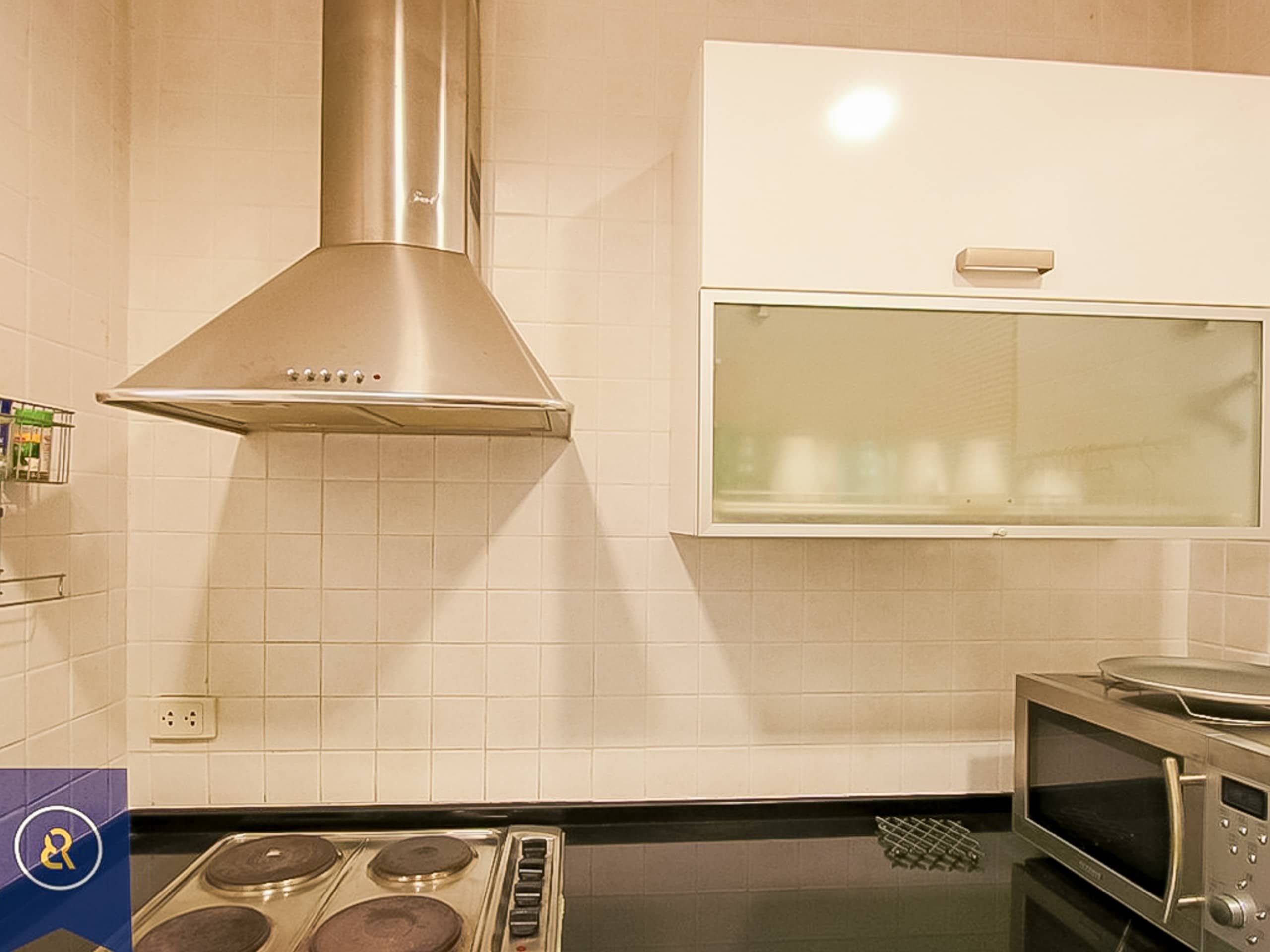 Two-Bedroom-Condo-for-Rent-in-Prime-Location-Thong-Lor-kitchen-2-1024x768