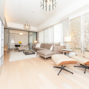 luxurious-three-bedroom-condo-for-rent-in-phrom-pong-Living-room