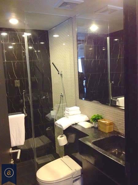 luxurious-three-bedroom-condo-for-rent-in-phrom-pong-bathroom-2