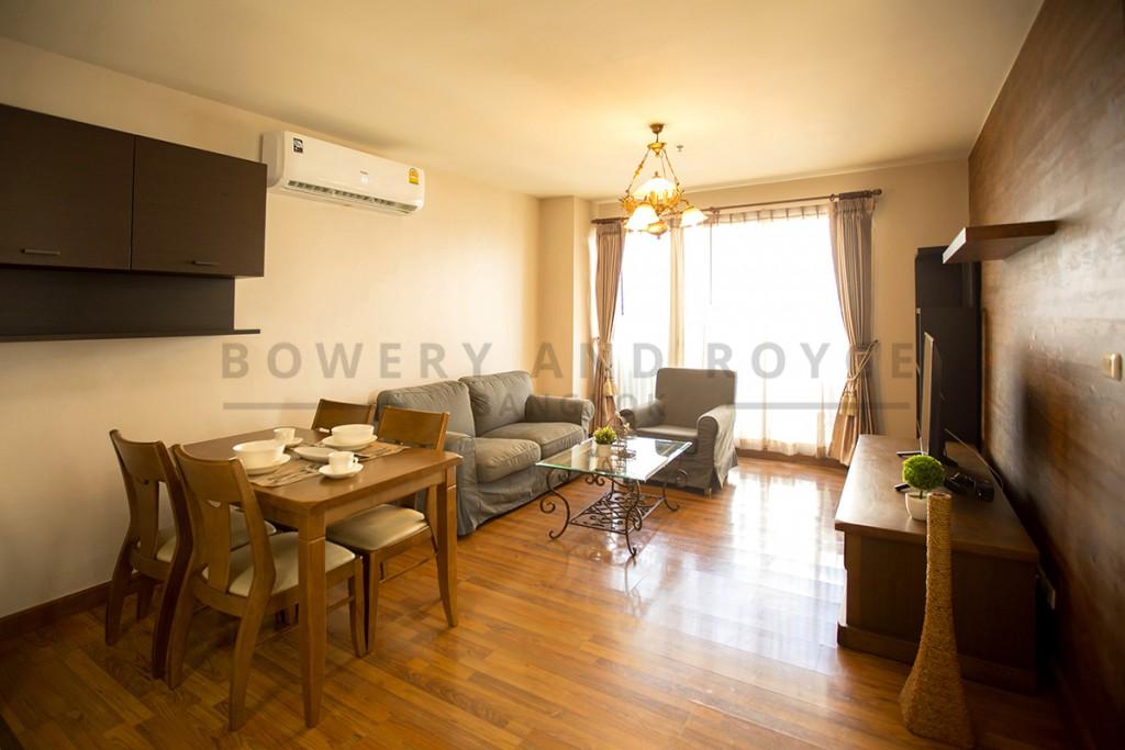 Nice decor Two Bedroom condo for rent in Phra Khanong