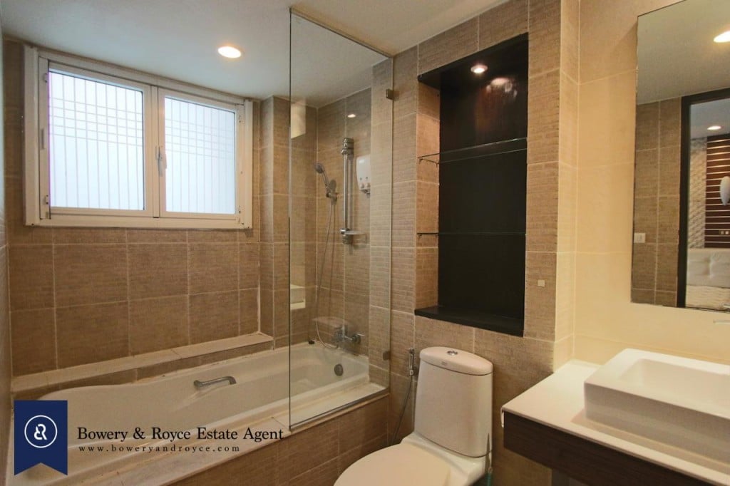 Desirable-two-bedroom-condo-for-rent-in-Ekkamai-10-1024x682