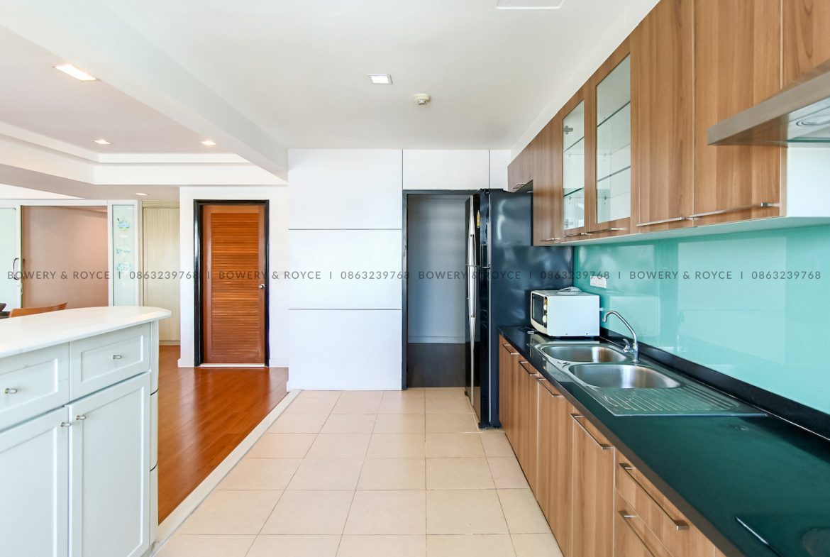 Great Location Three Bedroom Condo for Rent in Phrom Phong-1