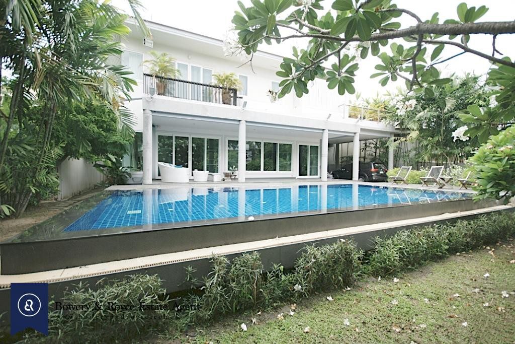 Modern-Spacious-Four-Bedroom-Plus-Pool-for-Rent-in-Ekkamai_9-1024x683