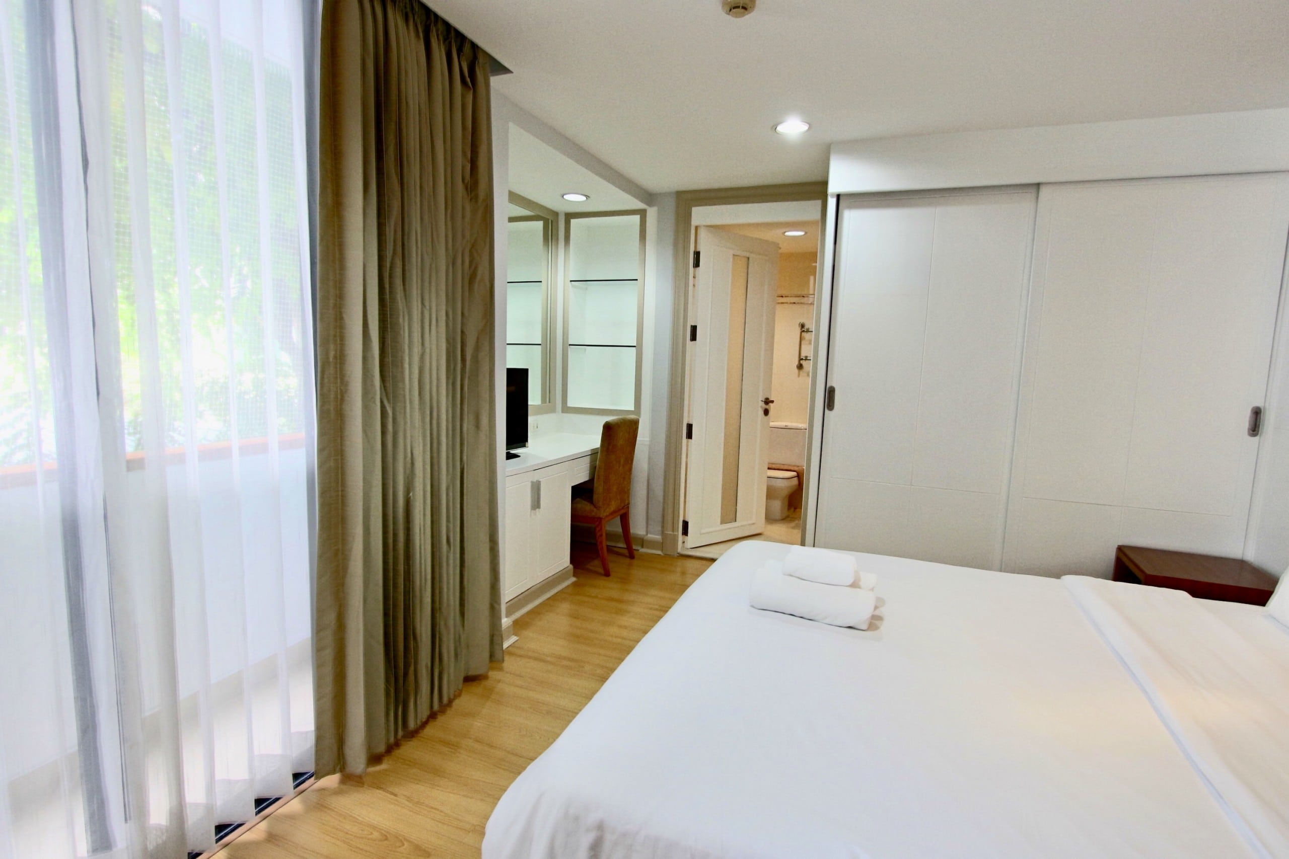 Pets Friendly One Bedroom Plus office Condo for Rent in Thong Lor
