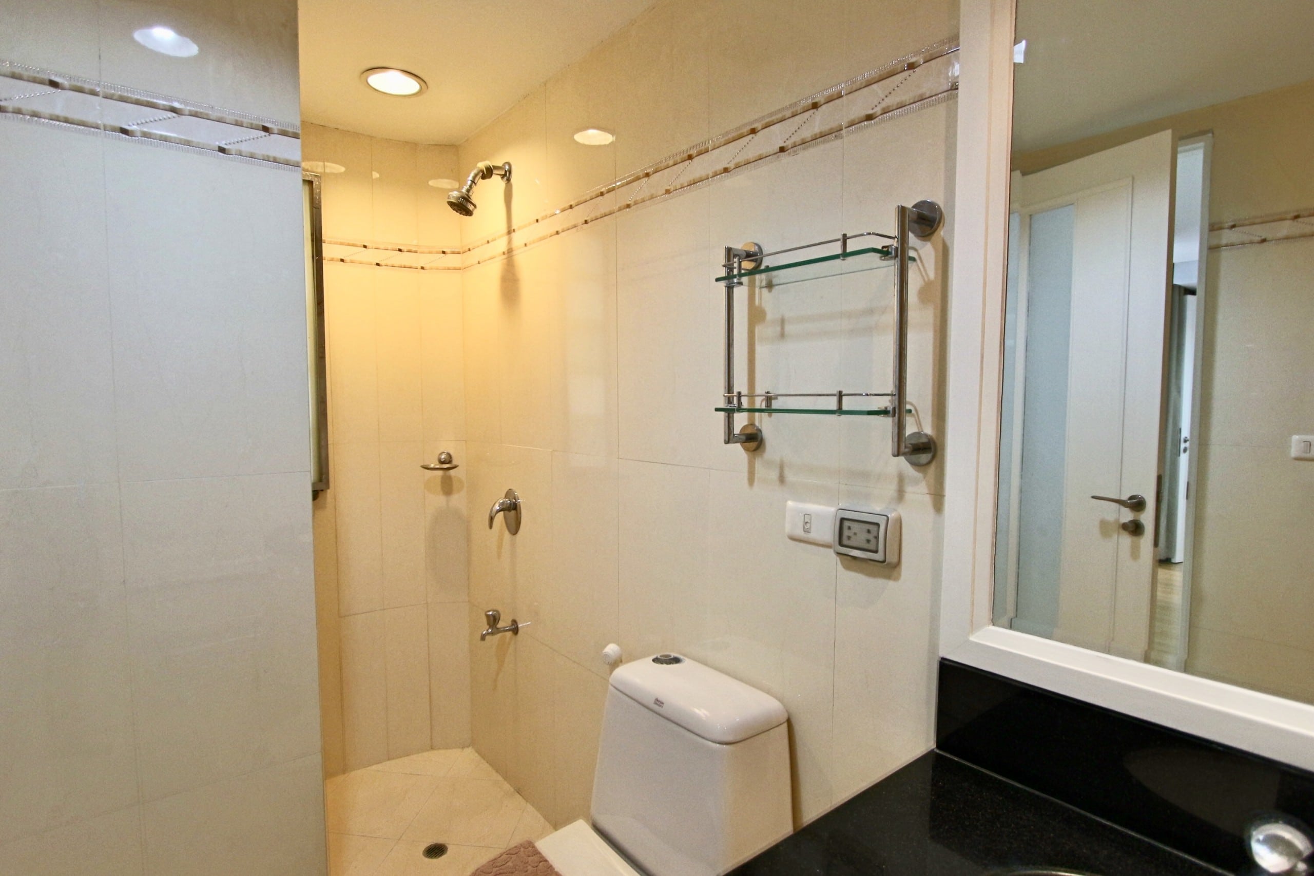 Pets Friendly One Bedroom Plus office Condo for Rent in Thong Lor