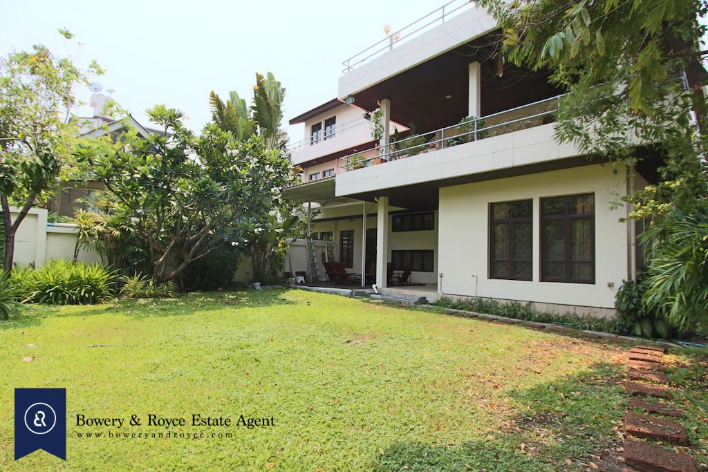 Unfurnished Four Bedroom Detached House for Rent in Ekkamai