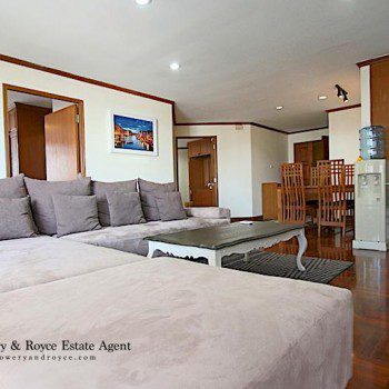peaceful-two-bedrom-plus-maid-condo-for-rent-in-thonglor-1