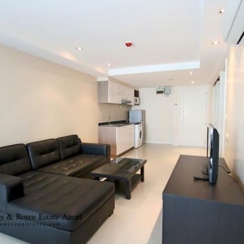 well-kept-two-bedroom-condo-for-rent-in-ekkamai-1-living-area