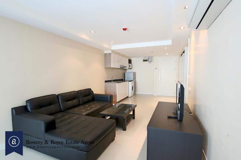well-kept-two-bedroom-condo-for-rent-in-ekkamai-1-living-area