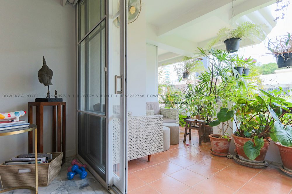 Cozy & Spacious Three Bedroom Plus Maid Condo for Rent in Thong Lor