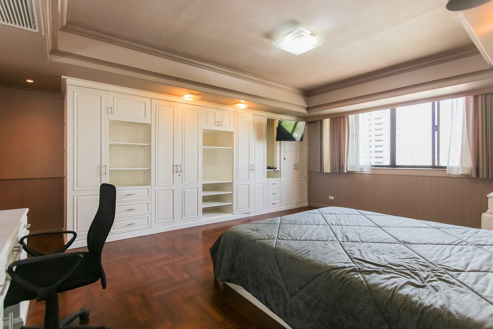 Large two bedroom condo for rent in Thonglor
