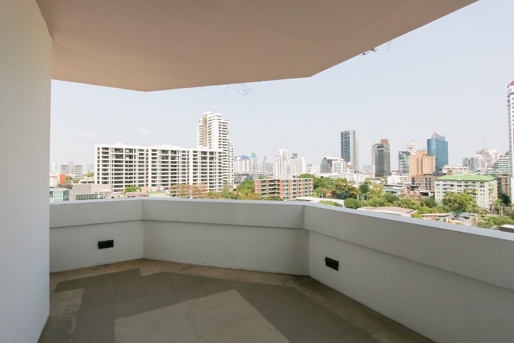 Large two bedroom condo for rent in Thonglor
