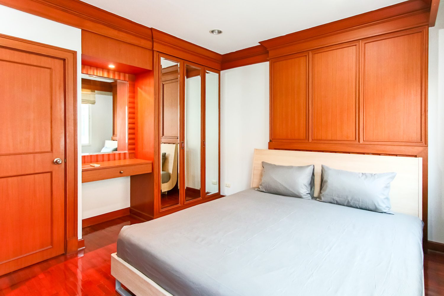 Large four bedroom townhouse for rent in thiong lor