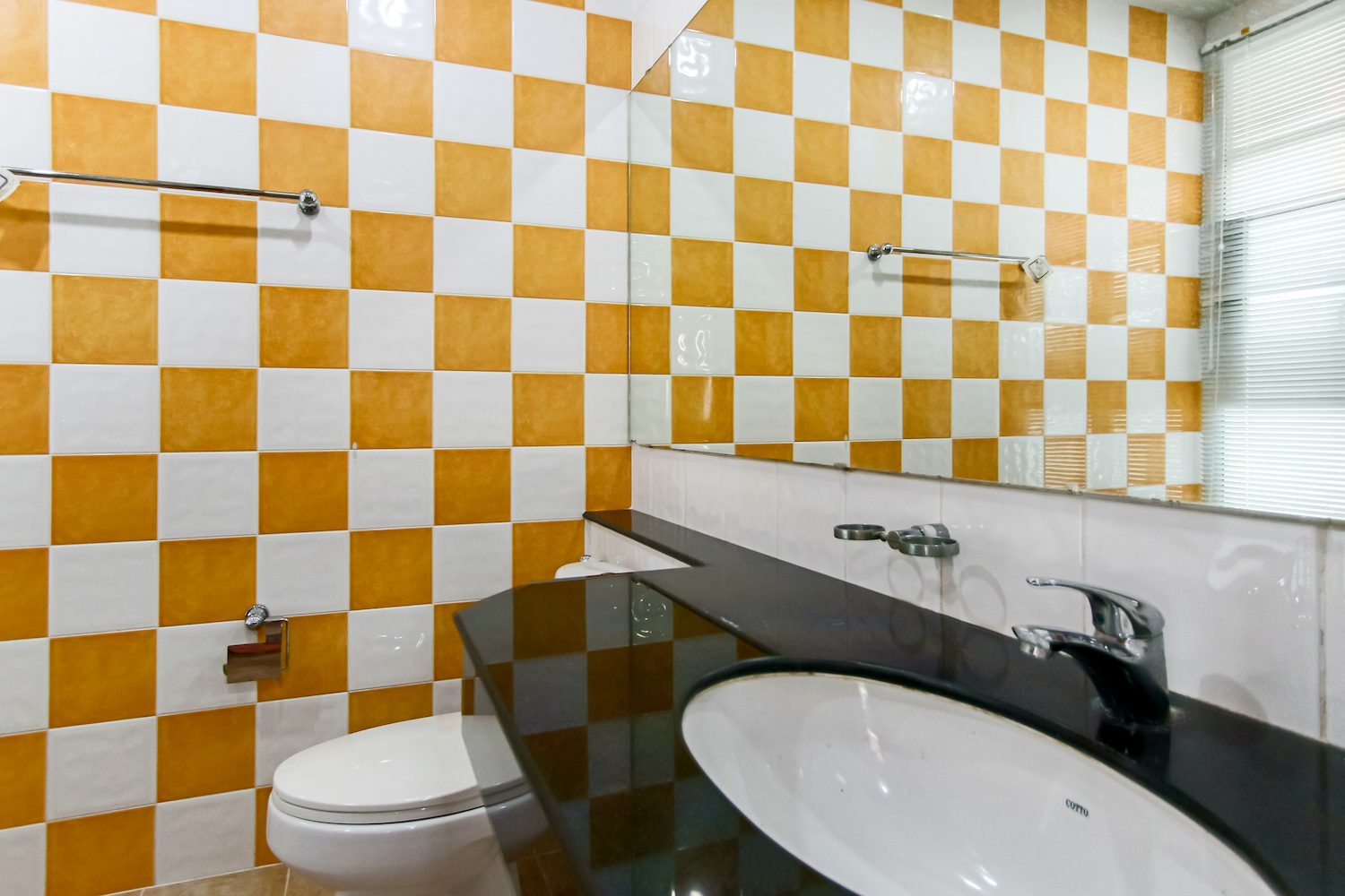 Large four bedroom townhouse for rent in thiong lor