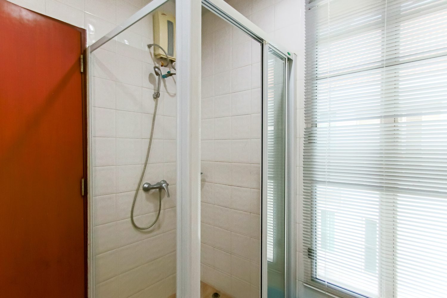Large four bedroom townhouse for rent in thiong lor