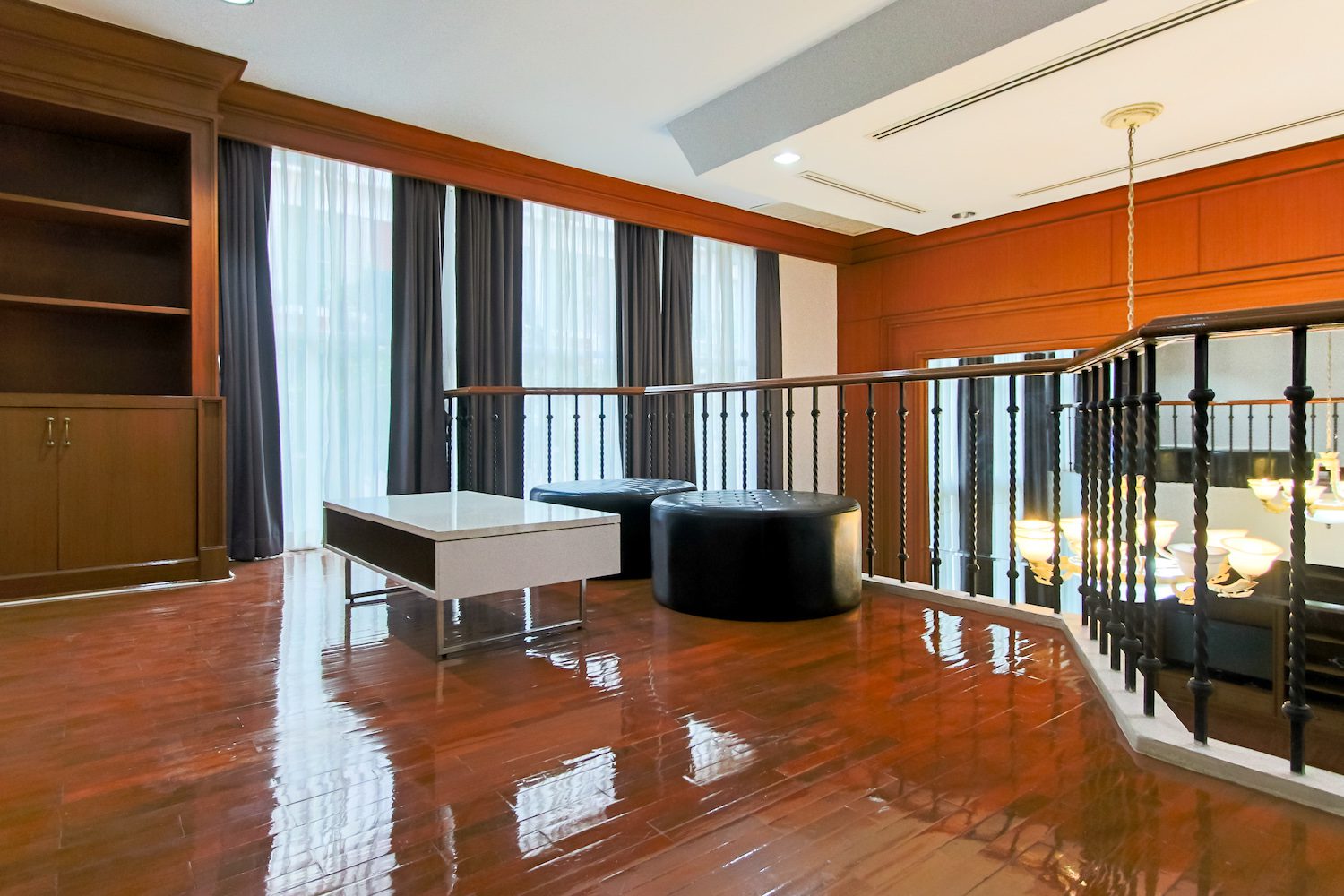 Large four bedroom townhouse for rent in thiong lor