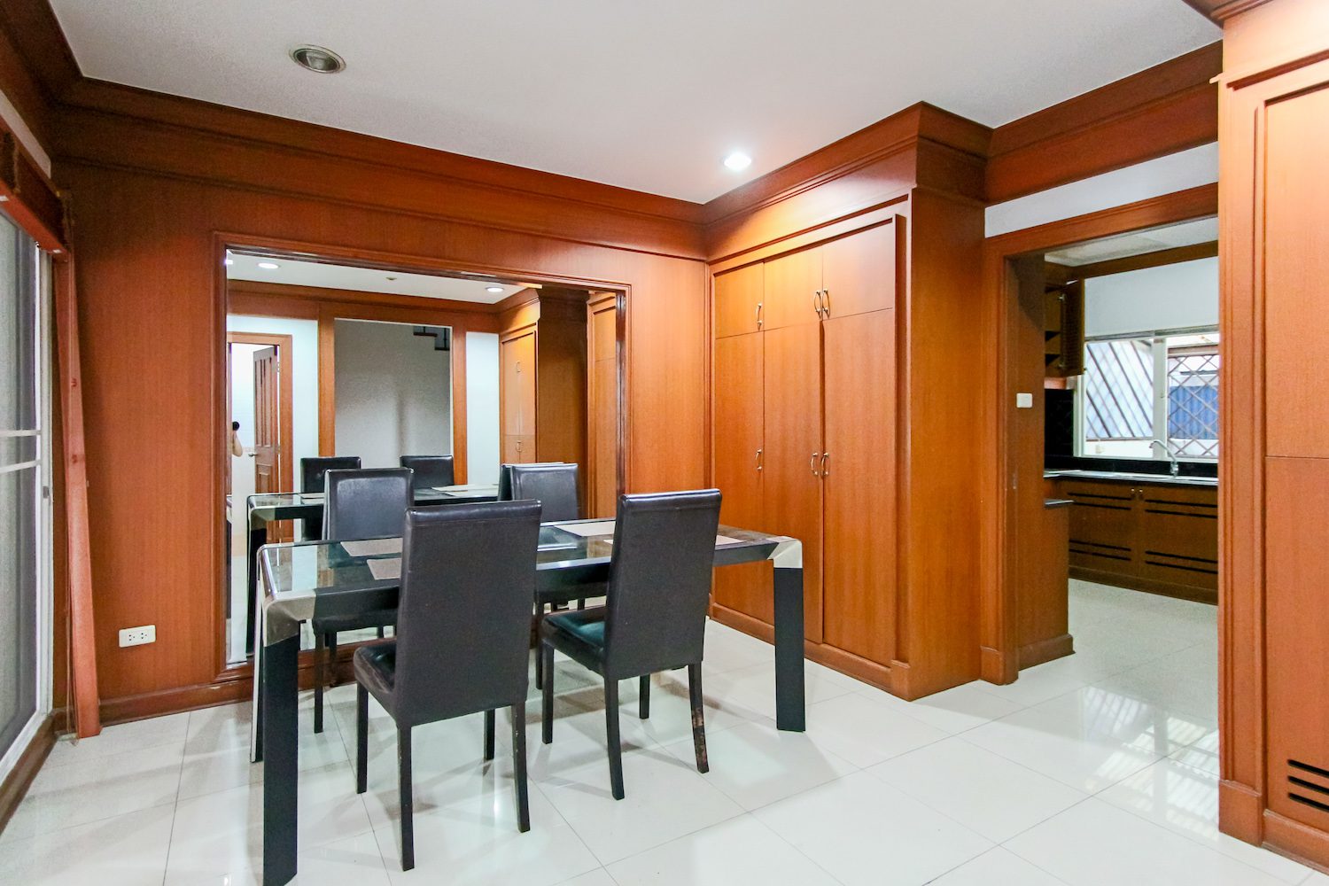 Large four bedroom townhouse for rent in thiong lor