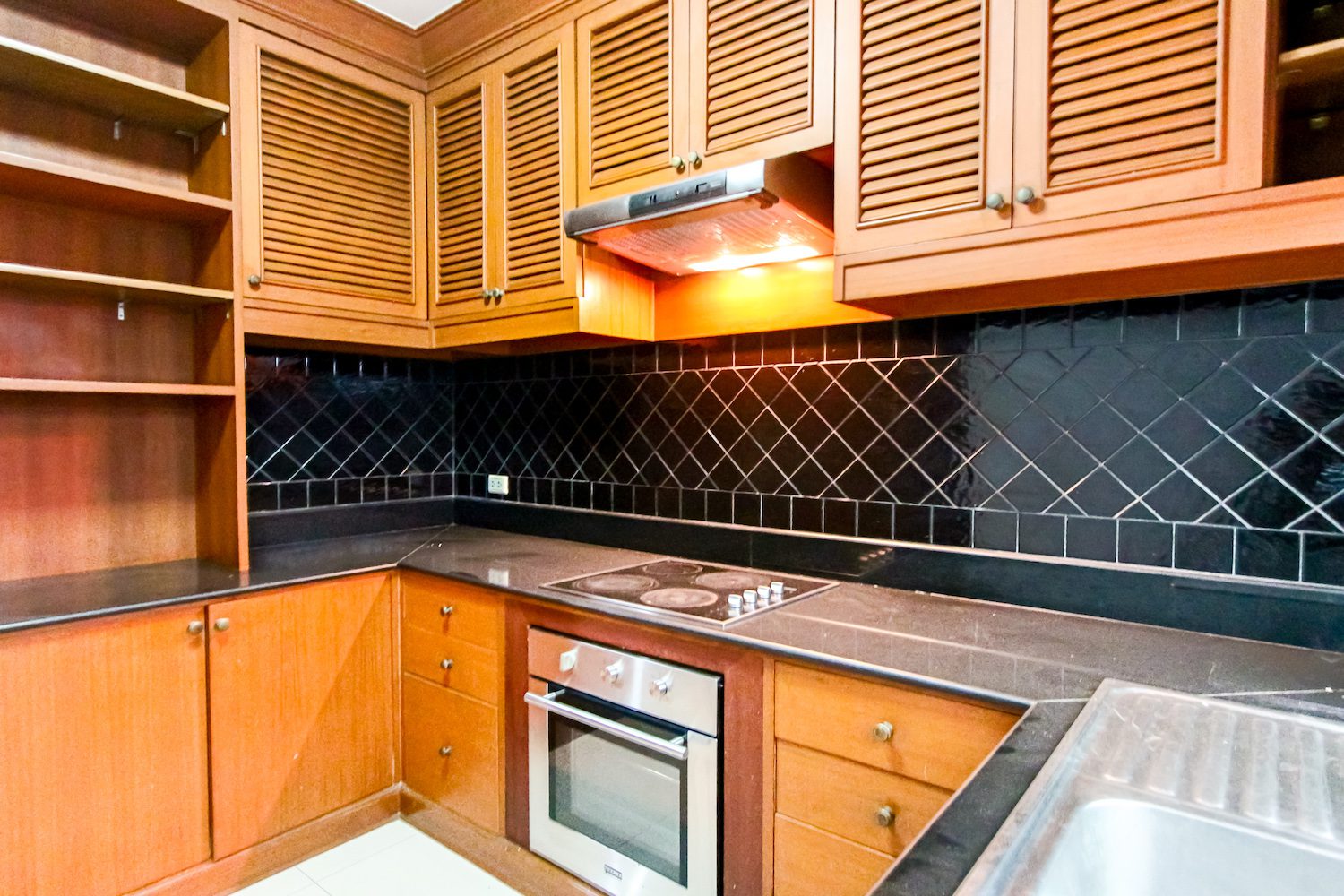Large four bedroom townhouse for rent in thiong lor