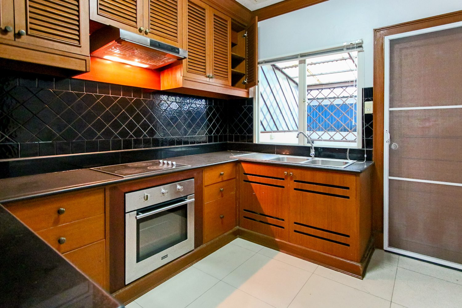 Large four bedroom townhouse for rent in thiong lor