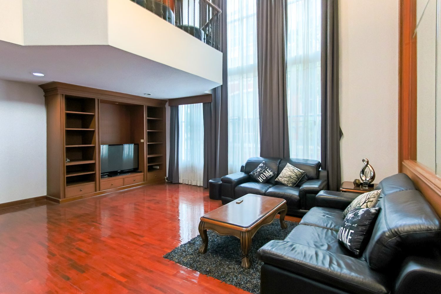 Large four bedroom townhouse for rent in thiong lor