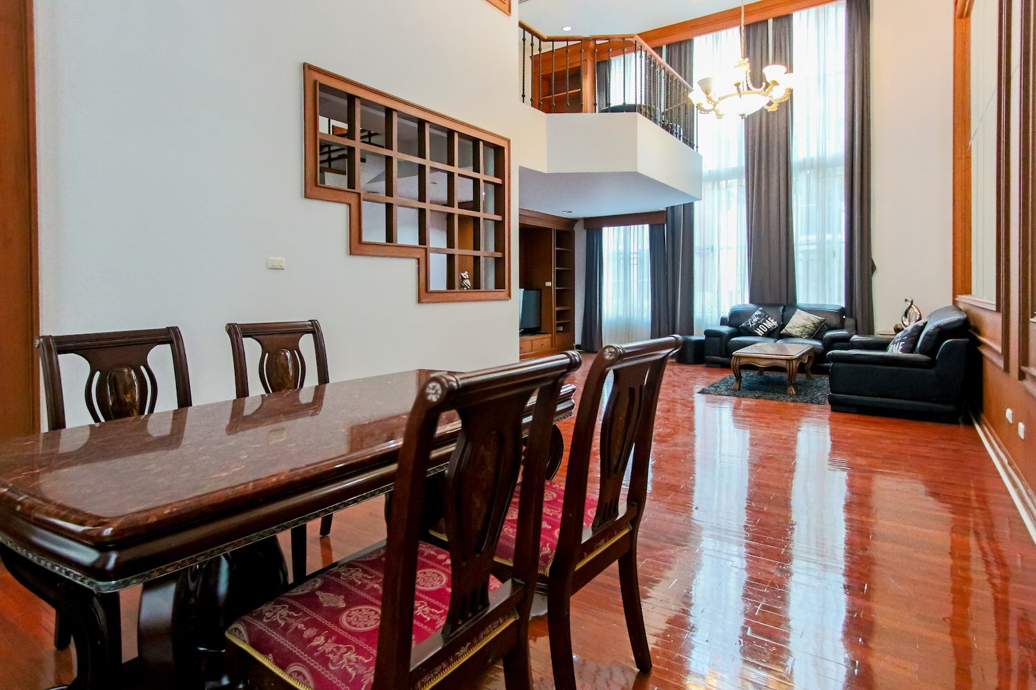 Large four bedroom townhouse for rent in thiong lor