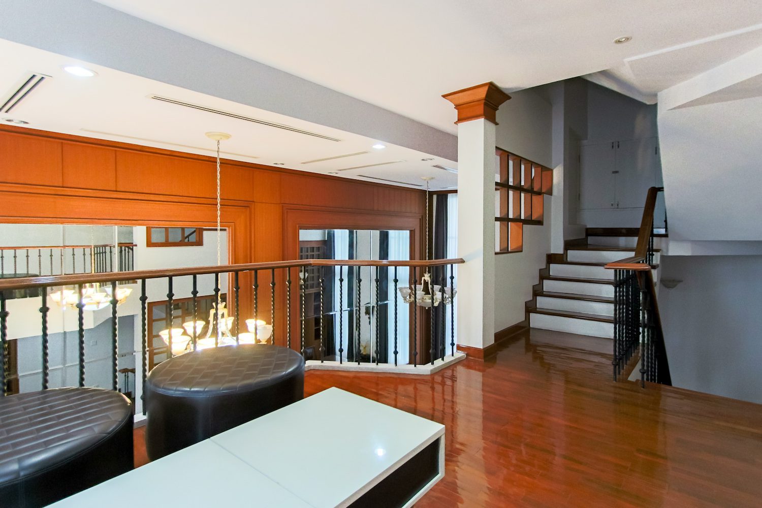 Large four bedroom townhouse for rent in thiong lor