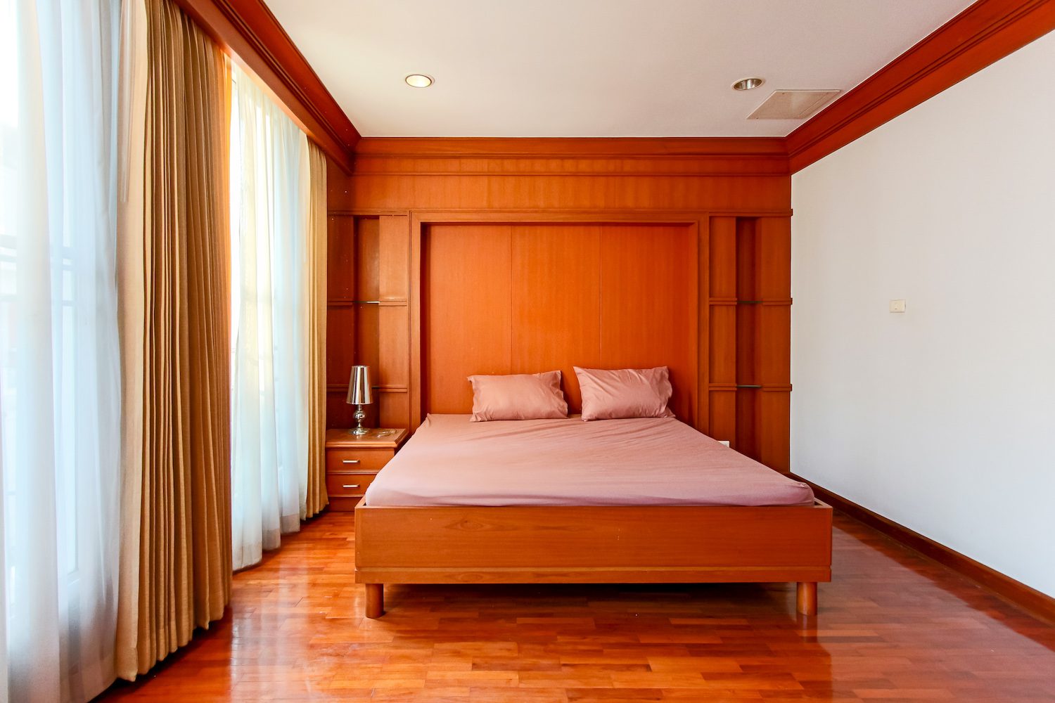 Large four bedroom townhouse for rent in thiong lor