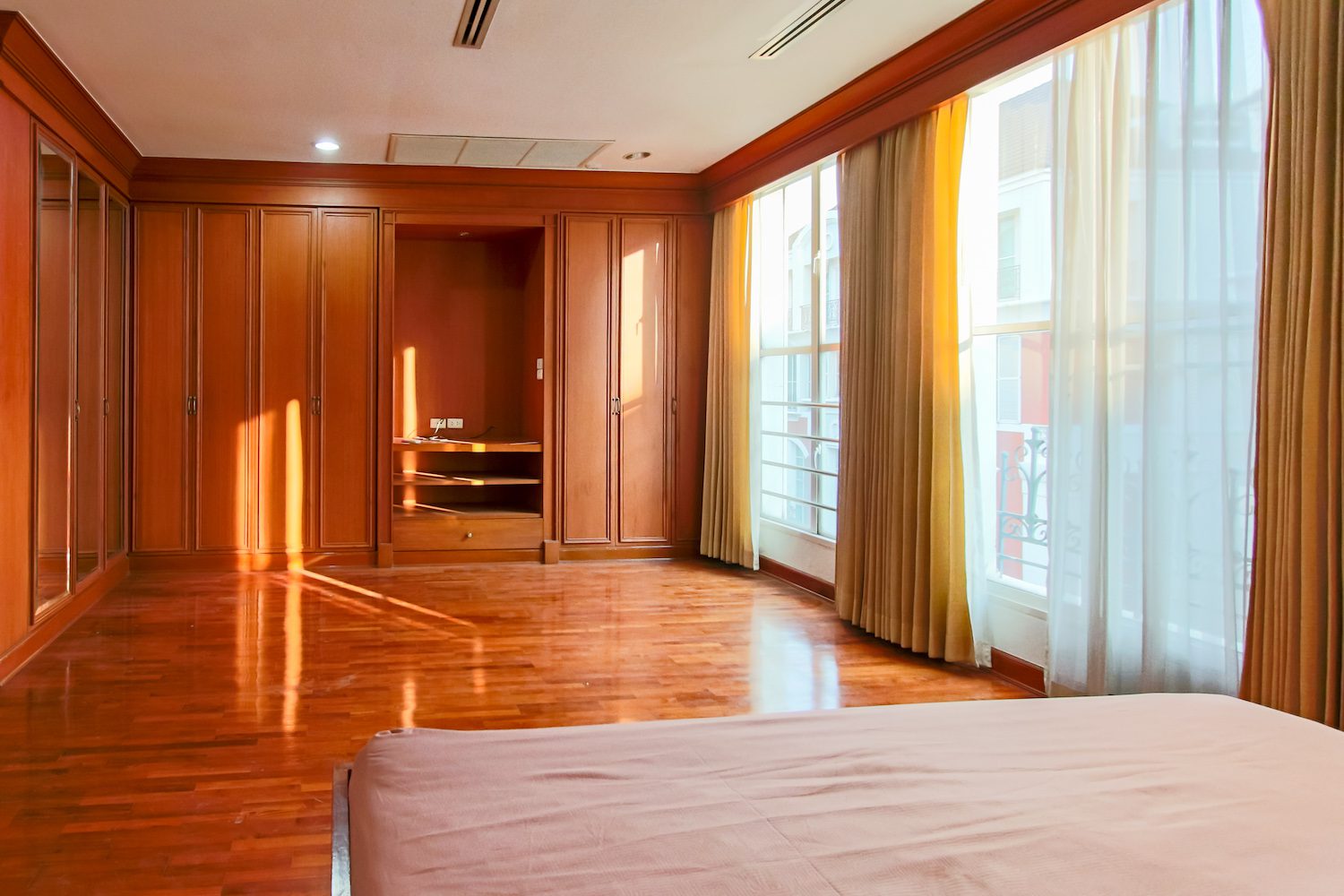 Large four bedroom townhouse for rent in thiong lor