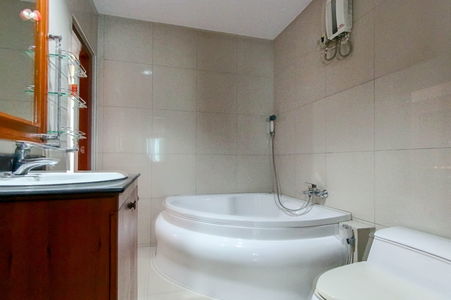 Large four bedroom townhouse for rent in thiong lor