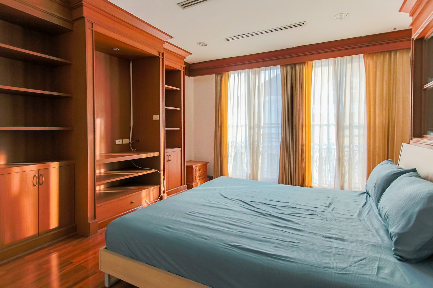 Large four bedroom townhouse for rent in thiong lor