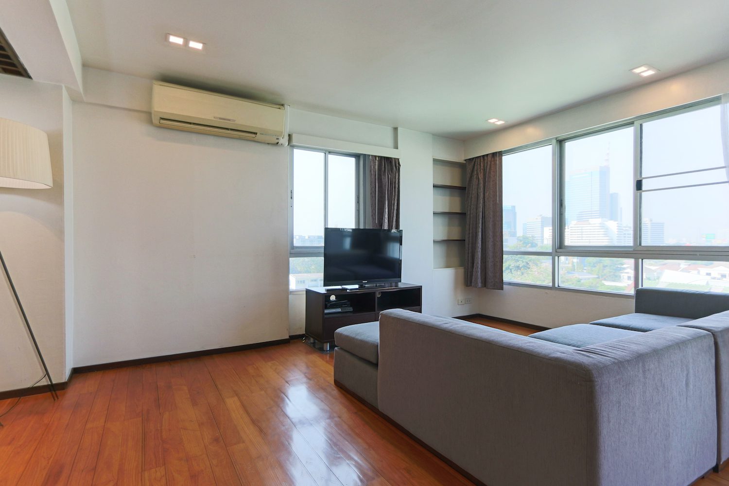 Spacious One Bedroom Condo for Rent and for Sale in Thong Lor 3